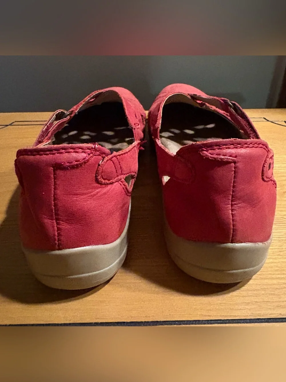 Earth Origins Red Leather Closed-Toe Flats